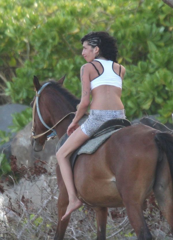 Amy Winehouse decided to ride a horse (9 photos)