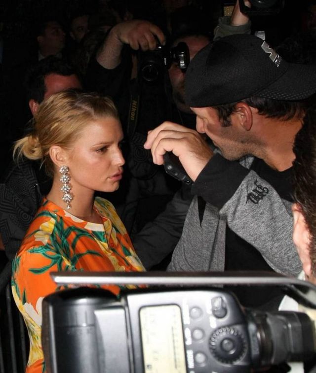 Jessica Simpson with a guy. She seems to look good ;) (17 photos)