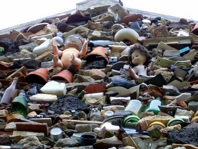 House made from trash (8 photos)