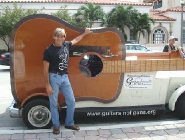 Cool guitar car (7 pics)