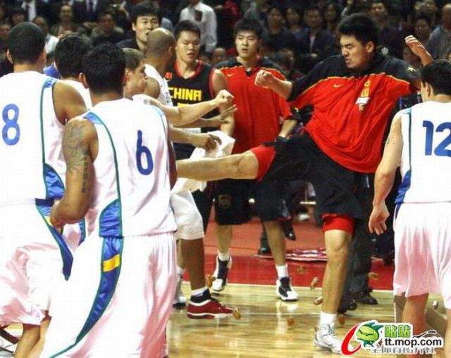 A Fight at a Basketball Game (20 pics + 1 video)