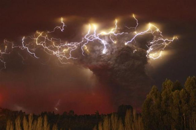 Chilean Volcano Drops Ash in Argentina and Puts on a Display of Lighting
