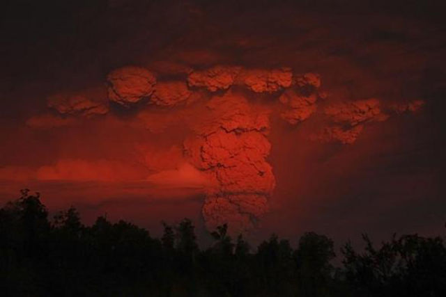 Chilean Volcano Drops Ash in Argentina and Puts on a Display of Lighting