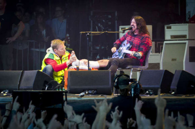 Dave Grohl Jams On Stage Even After Breaking His Leg