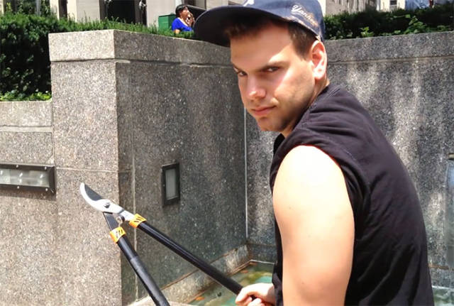 A Hero Or A Douchebag: Guy Runs Around New York City Cutting People’s Selfie Sticks