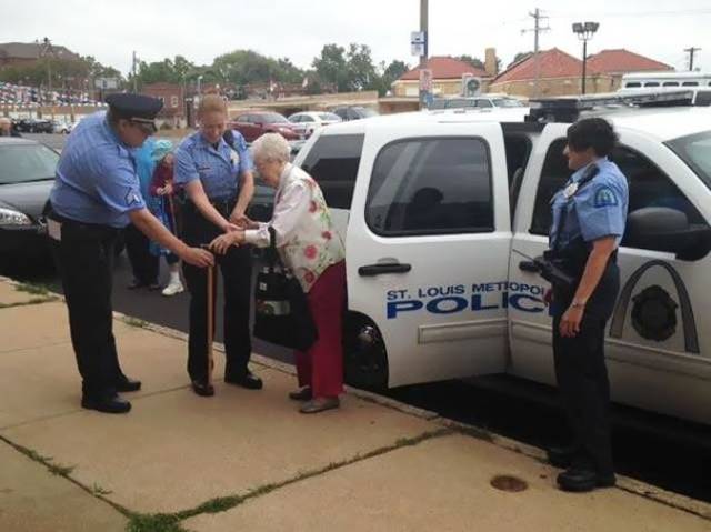 A Centenarian Woman Has Always Dreamed Of Being Arrested, Her Wish Has Finally Come True