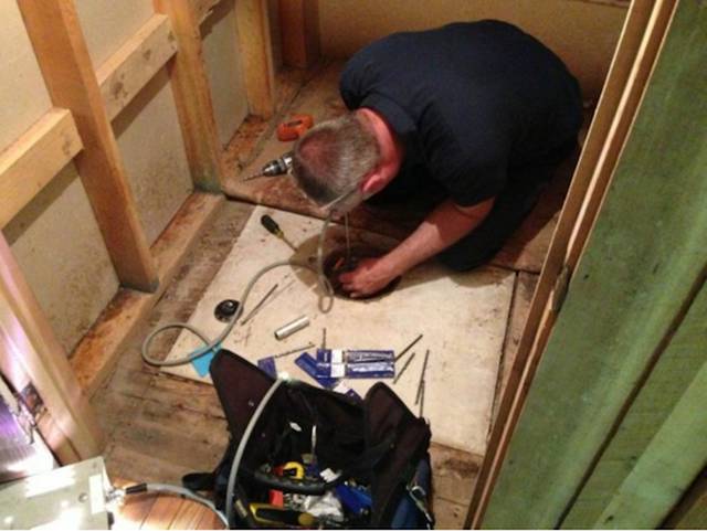 Guy Discovers A Safe Inside His Grandparents’ House And Finds Hellova Loot Inside