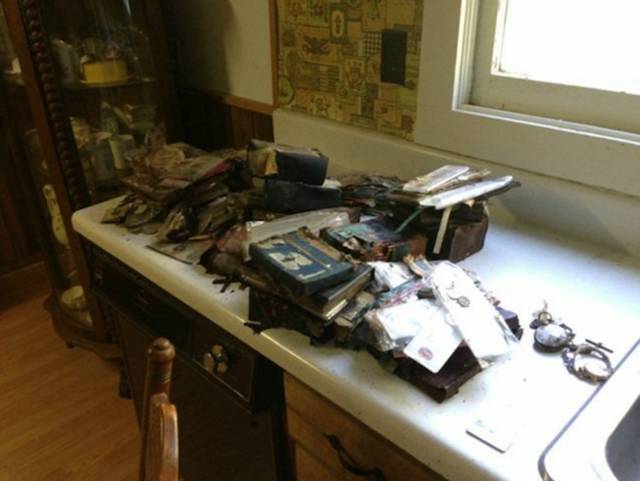 Guy Discovers A Safe Inside His Grandparents’ House And Finds Hellova Loot Inside
