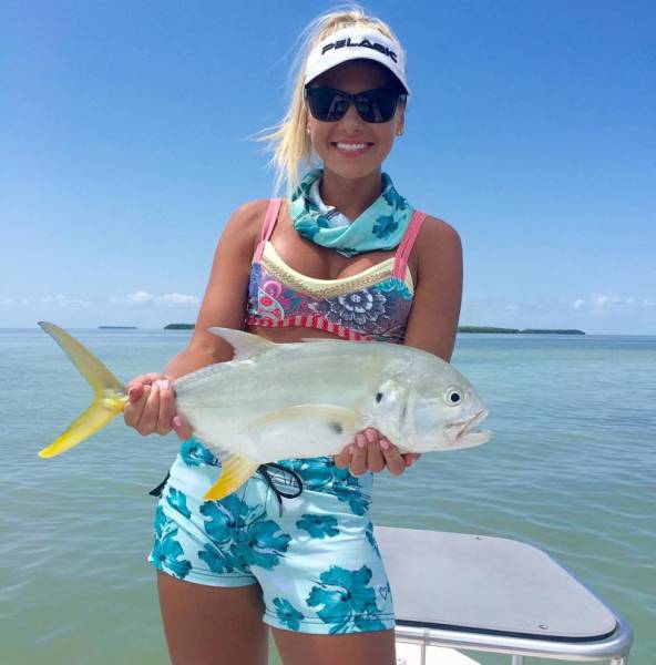 Stunning Blonde Who Loves Fishing In Bikini (26 pics) - Izismile.com